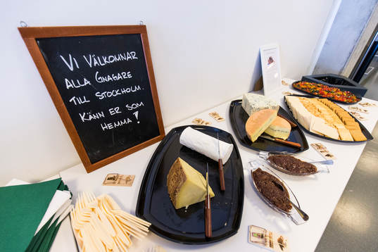 Det bjuds på ost i pressrummet