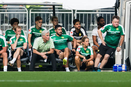 Hammarbys avbytarbänk med bla assisterande tränare Patrik