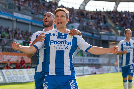 IFK Göteborgs Mads Albeck jublar ihop med Haitam Aleesami