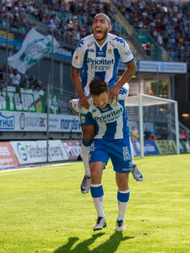 IFK Göteborgs Mads Albeck jublar ihop med Haitam Aleesami
