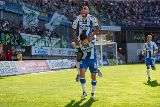 IFK Göteborgs Mads Albeck jublar ihop med Haitam Aleesami