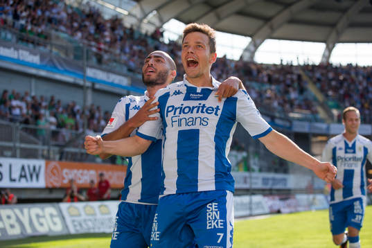 IFK Göteborgs Mads Albeck jublar ihop med Haitam Aleesami
