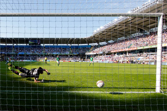 Jönköpings målvakt Damir Mehic  släpper in 1-0 på