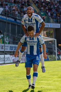 IFK Göteborgs Mads Albeck jublar ihop med Haitam Aleesami