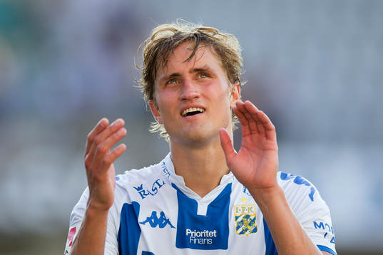IFK Göteborgs Thomas Rogne tackar publiken