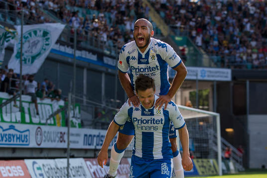 IFK Göteborgs Mads Albeck jublar ihop med Haitam Aleesami