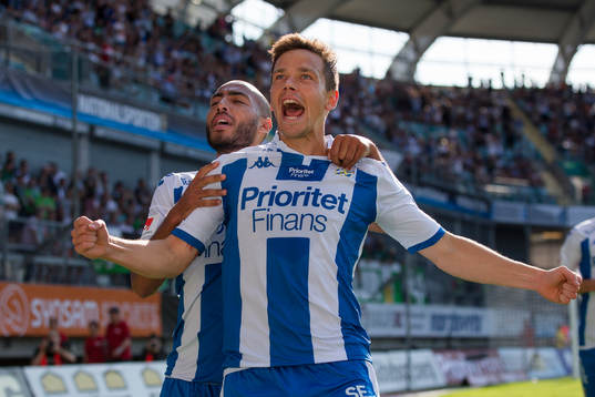 IFK Göteborgs Mads Albeck jublar ihop med Haitam Aleesami