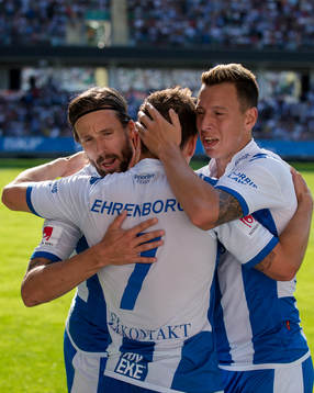 IFK Göteborgs Mads Albeck kramas om av Martin Smedberg
