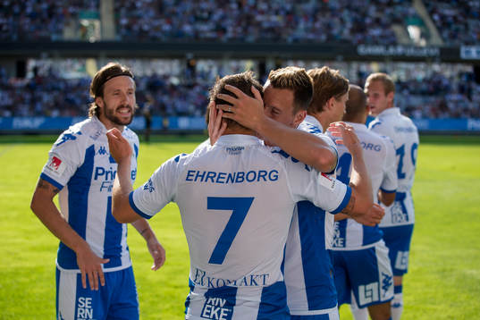 IFK Göteborgs Mads Albeck kramas om av Martin Smedberg