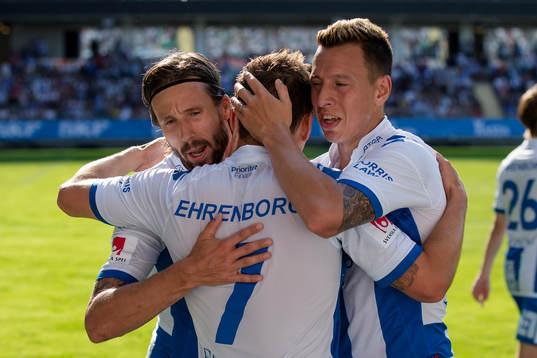 IFK Göteborgs Mads Albeck kramas om av Martin Smedberg