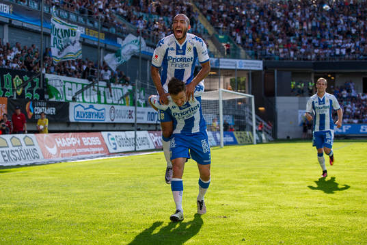 IFK Göteborgs Mads Albeck jublar ihop med Haitam Aleesami