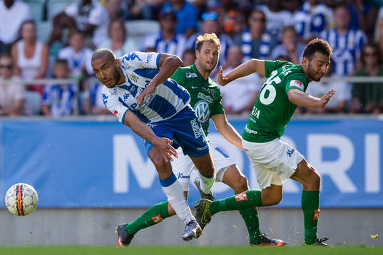 IFK Göteborgs Haitam Aleesami tar sig förbi Jönköpings