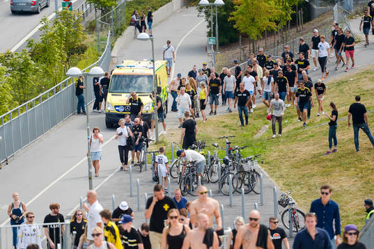 En ambulans utanför tele2 arena före fotbollsmatchen i