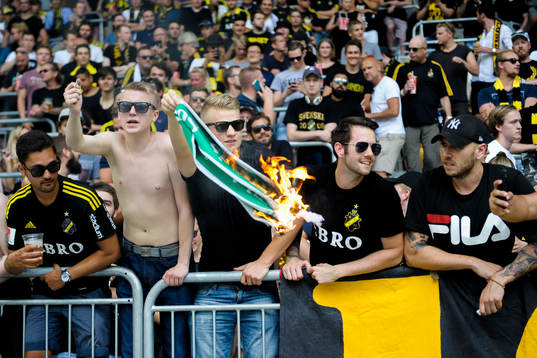 s supportrar eldar en Hammarbyhalsduk före fotbollsmatchen