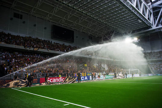 Gräset inne på Tele2 Arena vattnas