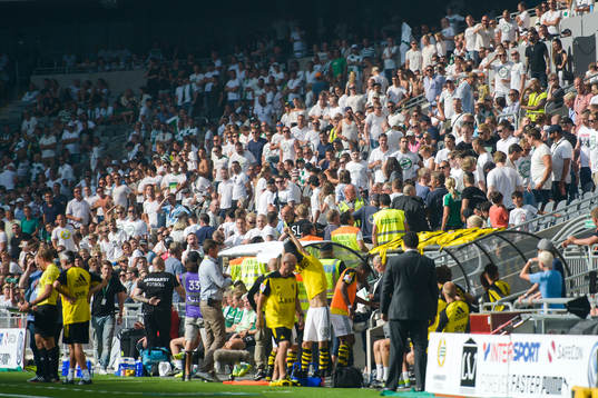 Hammarbys supportrar protesterar bakom Hammarbys spelarbänk