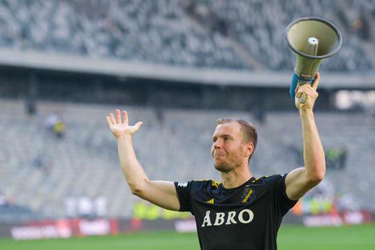 s Per Karlsson  jublar med publiken