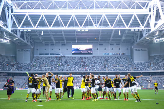 s spelare dansar och jublar