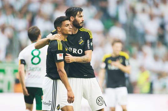 s Ahmed Yasin och Denni Avdic jublar