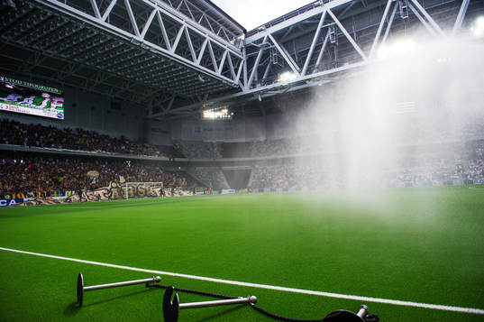 Konstgräset vattnas inne på Tele2 Arena