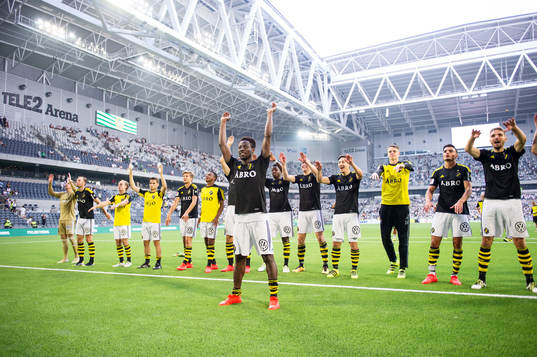 s Ebenezer Ofori oach resten av AIK:s spelare jublar med