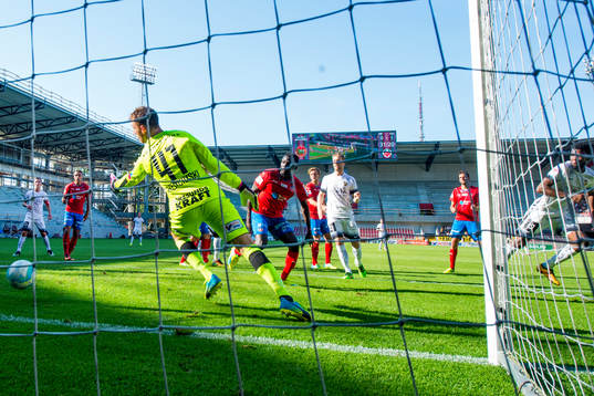 Häckens Tefu Junaid Mashamaite gör 0-2 bakom Helsingborgs