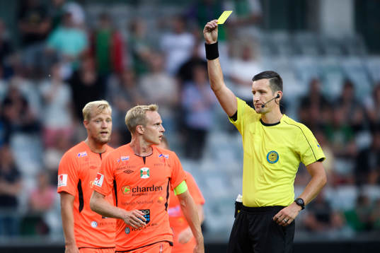 Varbergs Pär Asp får gult kort av domare Nermin Cisic