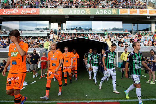 Spelarna går in på Gamla Ullevi innan fotbollsmatchen i