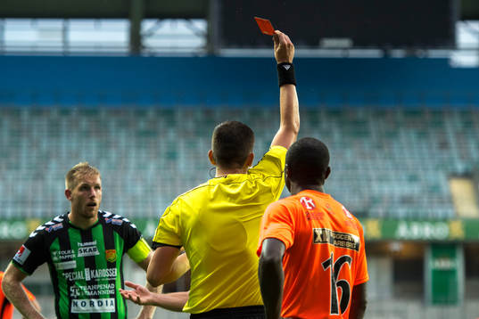 GAIS Craig Henderson får rött kort
