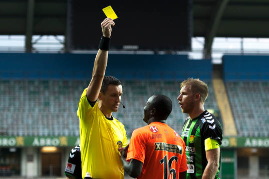 Varbergs Nsima Peter får gult kort