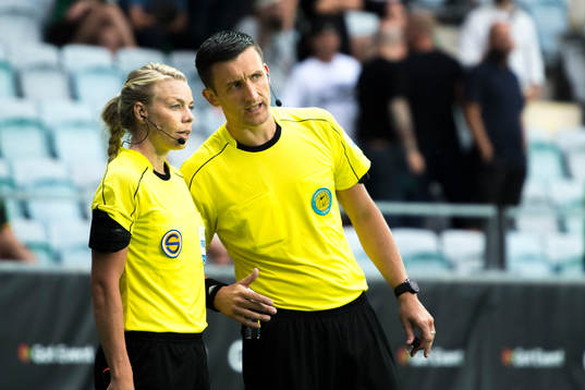 Domaren Nermin Cisic i samtal med linjedomaren Julia