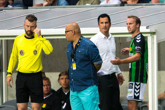 GAIS Craig Henderson i samtal med tränare Benjamin Westman