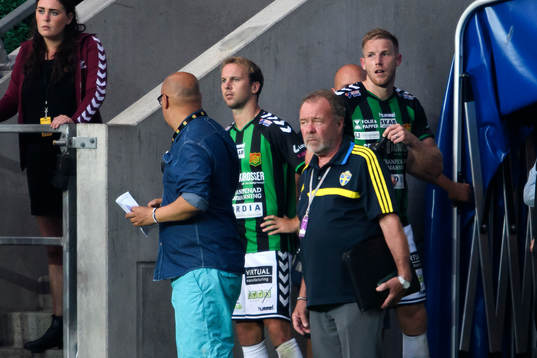 GAIS Craig Henderson och Steven Old vid sidan av planen i
