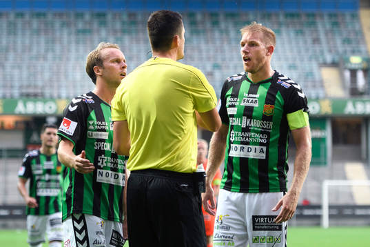 GAIS Craig Henderson och Steven Old pratar med domare