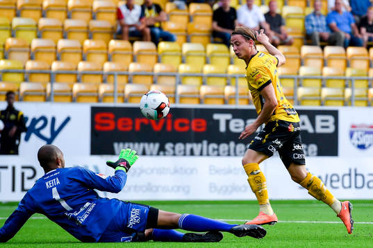Östersunds målvakt Aly Keita räddar skott från