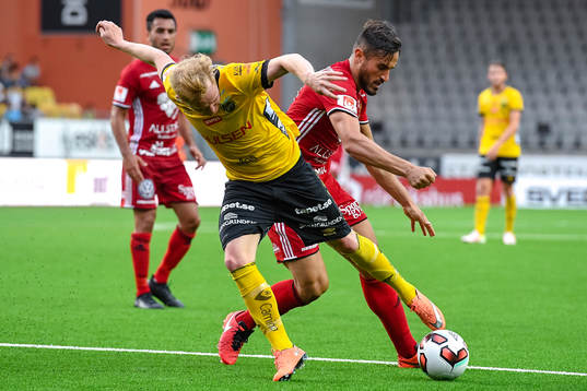 Östersunds Sotirios Papagiannopoulos och Elfsborgs Simon