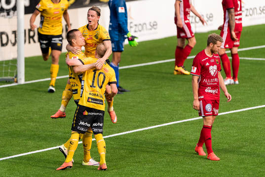 Elfsborgs Viktor Prodell (v) har gjort 1-0 och jublar med