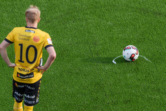 Elfsborgs Simon Lundevall ska slå en frispark