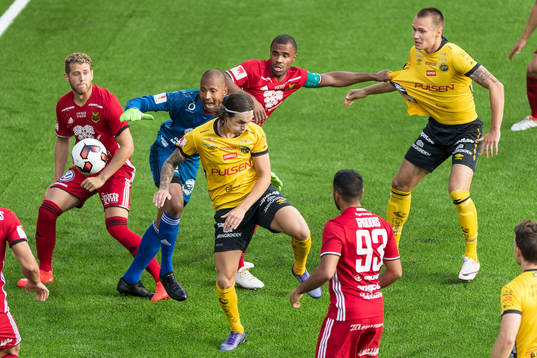 Östersunds målvakt Aly Keita försöker rensa bort bollen