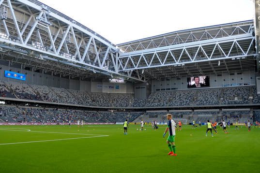 Uppvärmning inne på Tele2 Arena före fotbollsmatchen i