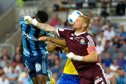 Djurgårdens Michael Olunga och Sundsvalls målvakt Tommy