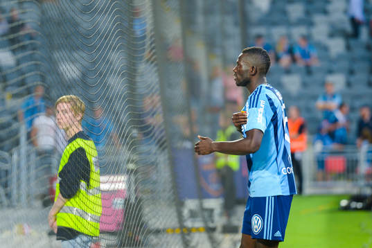 Djurgårdens Omar Colley i samtal med supportrarna