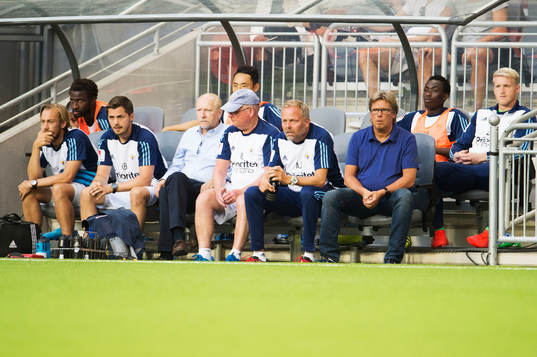 Deppigt på Djurgårdens spelarbänk