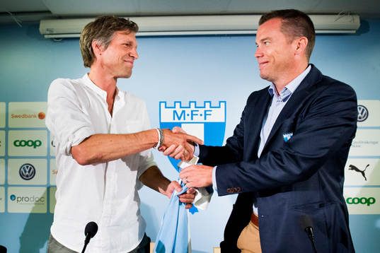 Jens Fjellström får sin ledarjacka av sportchef Daniel