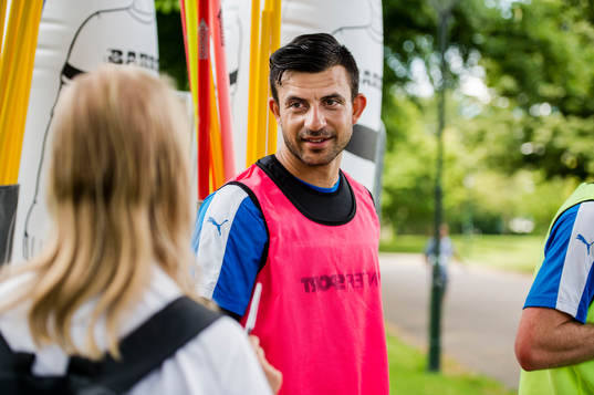 Malmö FFs Behrang Safari pratar med supporter