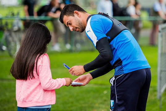 Malmö FFs Behrang Safari skriver autografer