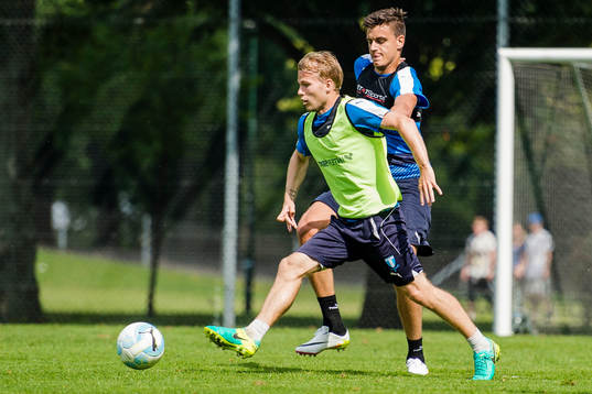 Malmö FFs Oscar Lewicki och Alexander Jeremejeff i duell