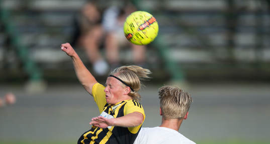 IFK Hässleholms Philip Bengtsson i matchen i division 2
