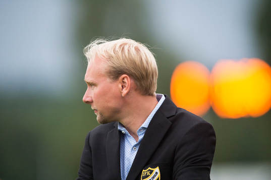 IFK Hässleholms tränare Daniel Nilsson i matchen i