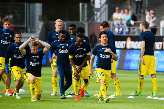 HJK Helsingfors spelare värmer upp